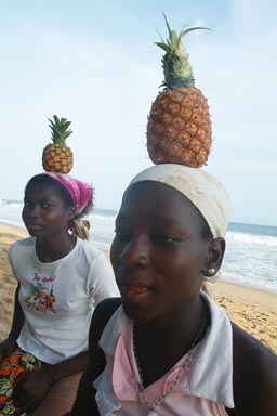 Tereso Hotel, Grand Bassam, African girls and pinaples on their heads on beach, Atlantik Ocean, Cote d'Ivoire, Ivory Coast.
