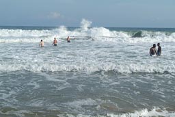 Tereso Hotel, Grand Bassam, huge waves, swimmers, North Atlantik Ocean.