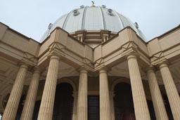 Yamoussoukro, Basilica dome, cupola on pillars.