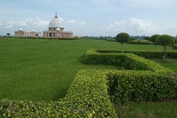 Yamoussoukro, Basilica garden in front.