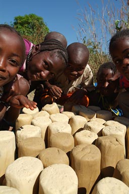 Vidor Pluvogui, Kids and clay cylinders.