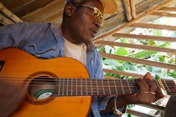 Zeze Zoumanigio, guitar player, griot.