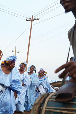 Women on a wedding in Conakry, Doundounba.