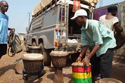 Loading the drums onto the Land Rover.