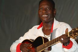 Missia Saran Diabate, her acompagning guitarist, Djembe d'or Festival, Conakry Guinea, Guinee.