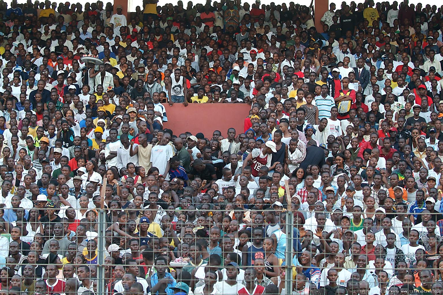 crowd-stadium-conakry-rfi-4.jpg