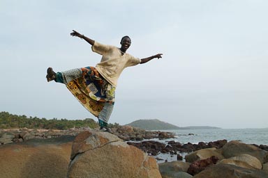 Conakry, island of Kassa, Bofe Camara danses on a stone, sea behind, Guinea, Guinee.