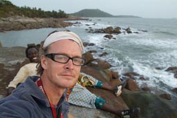 Conakry, island of Kassa, me and Bofe Camara on a stone, sea behind, Guinea, Guinee.