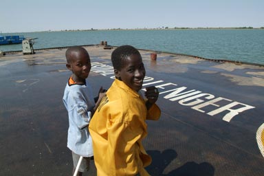 The bonton, the stage ion the Niger river s being cleaned