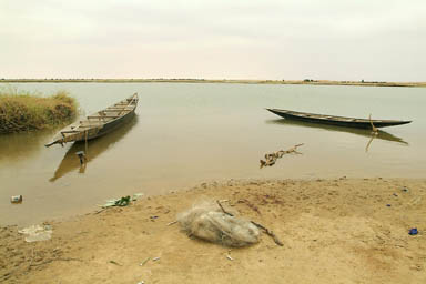 2 pirogues on the Niger river