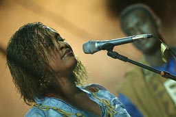 Amy Sacko, Bassekou Kouyate in back Festival sur le Niger.