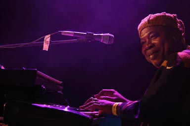 Cheik Tidiane Seck synthesizer vituosi smiles.