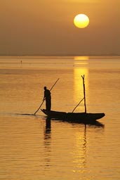Festival sur le Niger, 2008, 4th edition, Segou, Mali, sunset and pirogue.