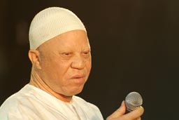 Salif Keita face microphone, on the Festival sur le Niger, 2008, 4th edition, Segou, Mali.