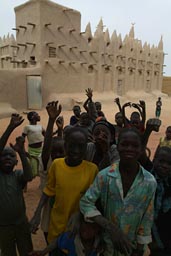 Mali, Nionkoro mud mosque and 20 children.