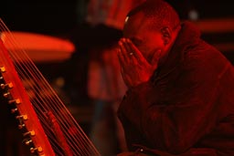 Face in hands, Toumani Diabate.