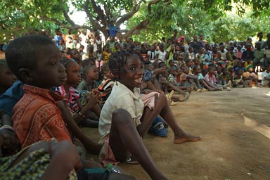 Malian children watching the show.
