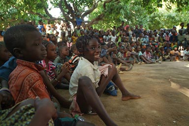 Malian children watching the show.