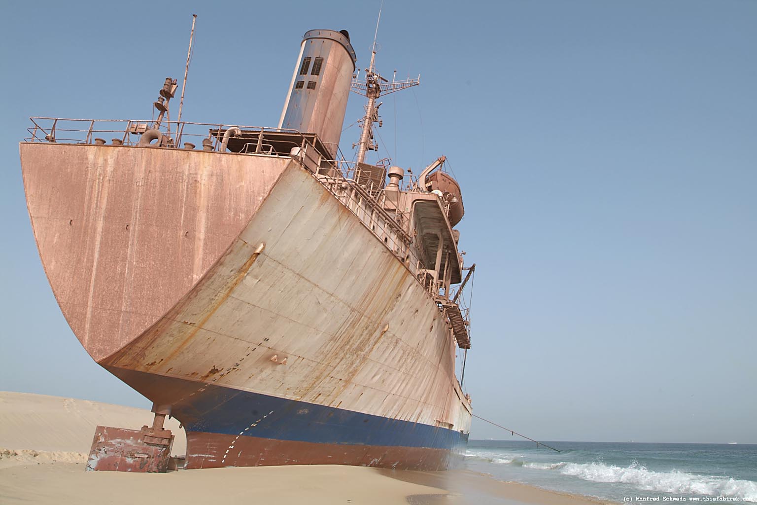 http://www.thisfabtrek.com/journey/africa/mauritania/20050912-nouadhibou/nouadhibou-cap-blanche-stranded-ship-08-4.jpg