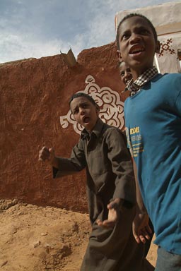 boys in street, Oualata