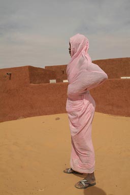 woman in street of Oualata