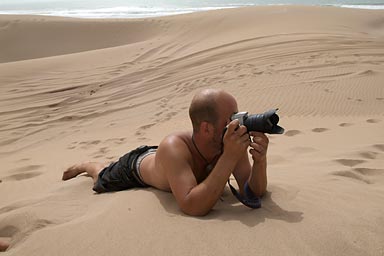 Floh in sand taking oicture