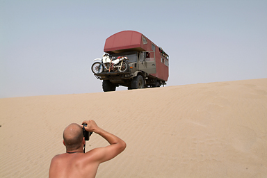Floh taking picture of Unimog which sits on top of dune