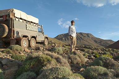 Road to Tizzi-n'Oulaoum, Land Rover, ms and sunset light