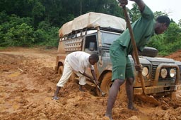 Land Rover Defender stuck, Africans digging.