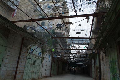 Garbage thrown from jewish settlements on old city in Hebron, according to Palestinians.