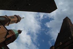 Bologna, due torri, two towers, and sky.