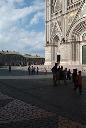 Orvieto, grande cathedral, crowd