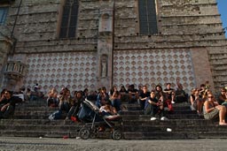 Perugia, steps cathedral, people drink beer