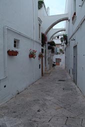 Locorotondo, centro storico, narrow street, arches.