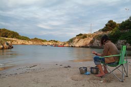 Porto Badisco, Puglia, Hasna cleaning cozze.