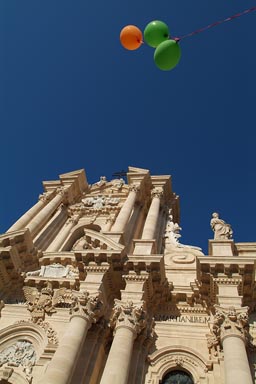 Siracusa/Syracuse cathedral/duomo, balloons.