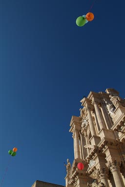 Siracusa/Syracuse cathedral/duomo, balloons.