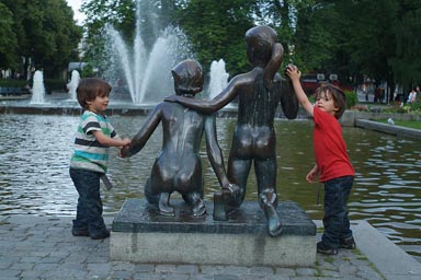 Oslo, statue of girls.