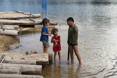 The boys find their friends quickly, Lago Tziscao.