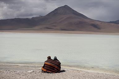 laguna Verde, Cat and Jean under blanket watch the scenery.