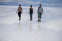 A stroll in the sun of the Uyuni Salare.