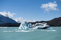 Floating by towards Argentina, lago O'Higgins.