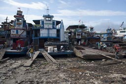 The lanchas on the banks full of trash on the Amazon in Iquitos, to go many places, even Colombia, Brazil and Ecuador. We go back to Yurimaguas.