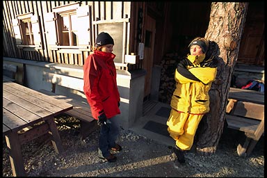 Lisi und Agnieszka vor der Huette.