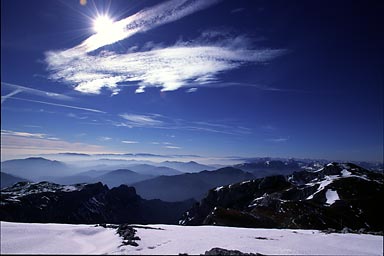 Super Weitblick vom Gipfel. Dunst in den Taelern.