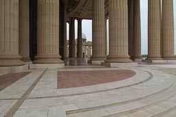 Yamoussoukro, Basilica pillars of marble.